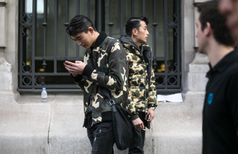 Phối áo sơ mi trắng, áo len mỏng và áo khoác camo