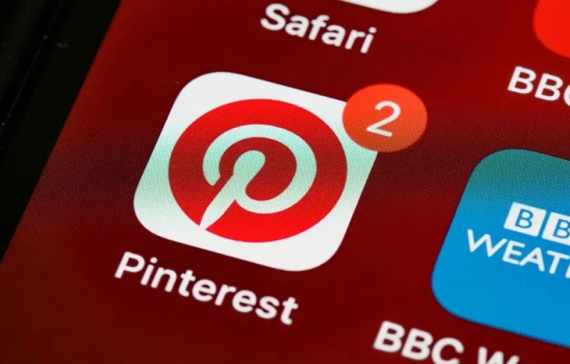 Biểu tượng ứng dụng Pinterest trên màn hình điện thoại