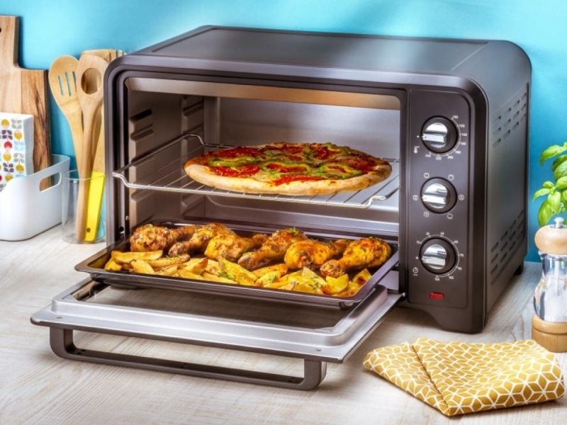 Lò nướng đa năng đang nướng pizza và gà
