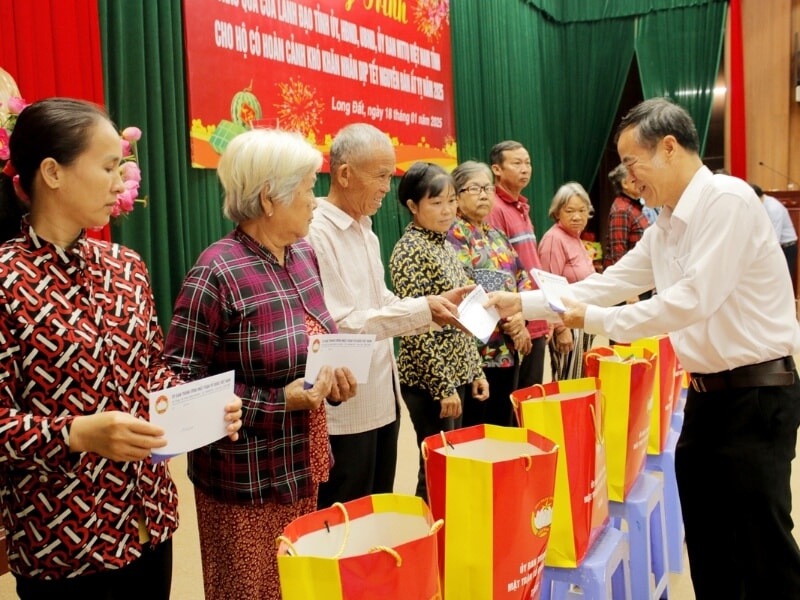 lãnh đạo trao quà tết cho người dân khó khăn