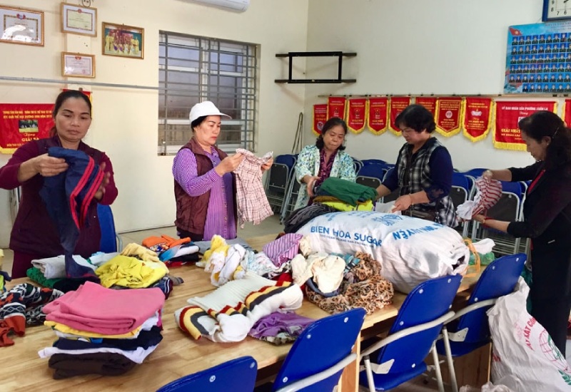 Phân loại quần áo quyên góp