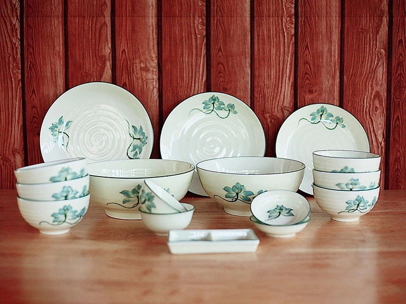 Bộ bát dĩa với hoa văn tinh tế