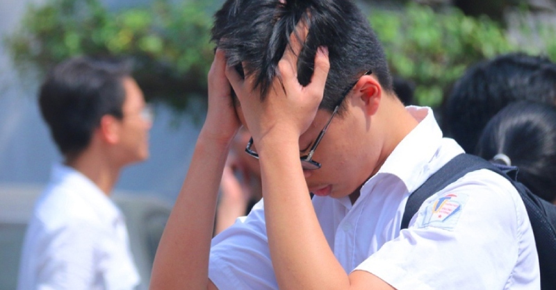 Thí sinh vò đầu bứt tóc sau khi bước ra phòng thi