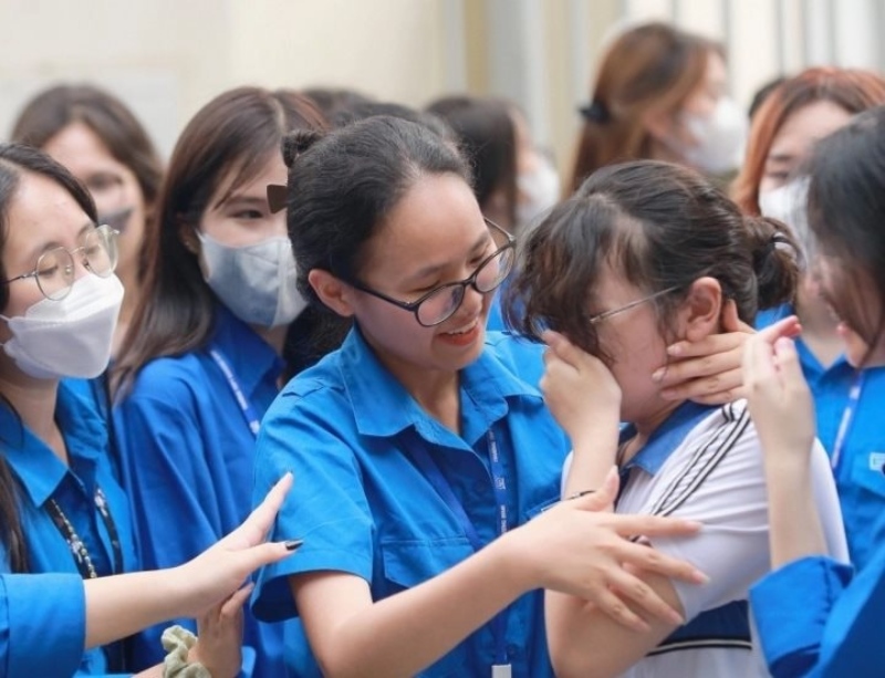 Thí sinh khóc vì không làm được bài