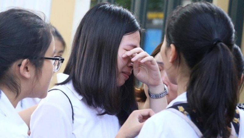 Thí sinh khóc sau khi ra khỏi phòng thi