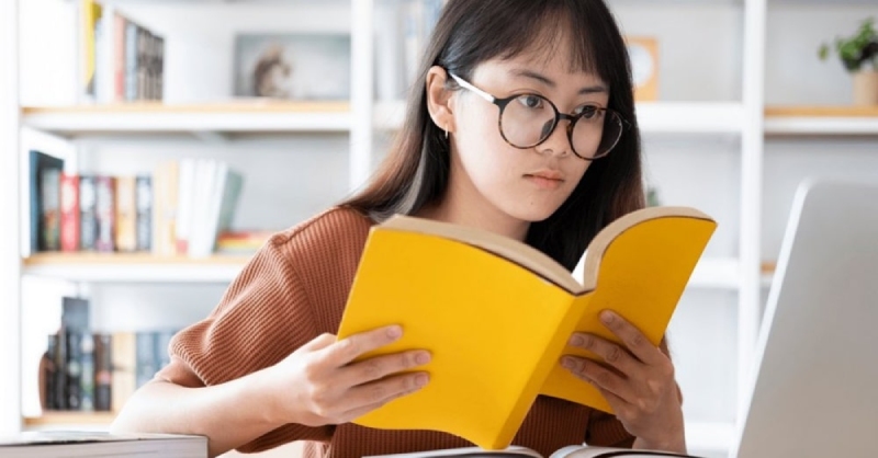 Học sinh chăm chú ôn thi