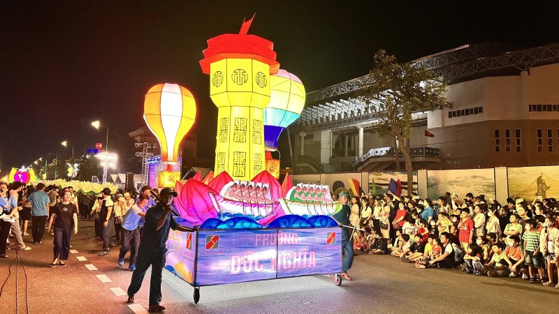Lễ hội rước đèn Trung Thu với mô hình đèn lồng khổng lồ đầy màu sắc