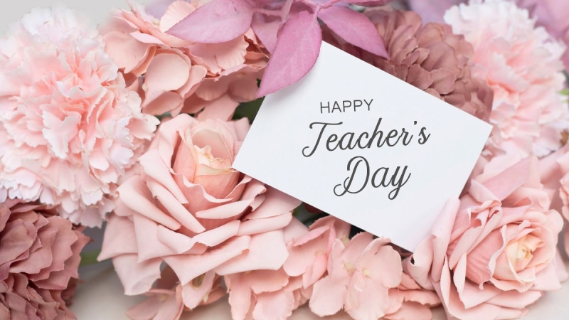 Thiệp Teacher’s Day trên nền hoa hồng pastel nhẹ nhàng