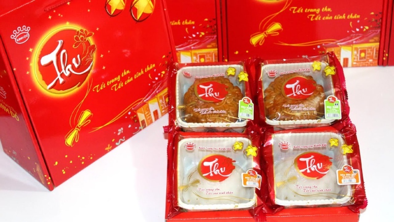 Hộp bánh Trung thu Kinh Đô cao cấp in slogan của hãng