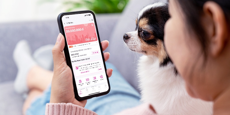 Người dùng theo dõi hạn mức ví trả sau MoMo trên ứng dụng điện thoại