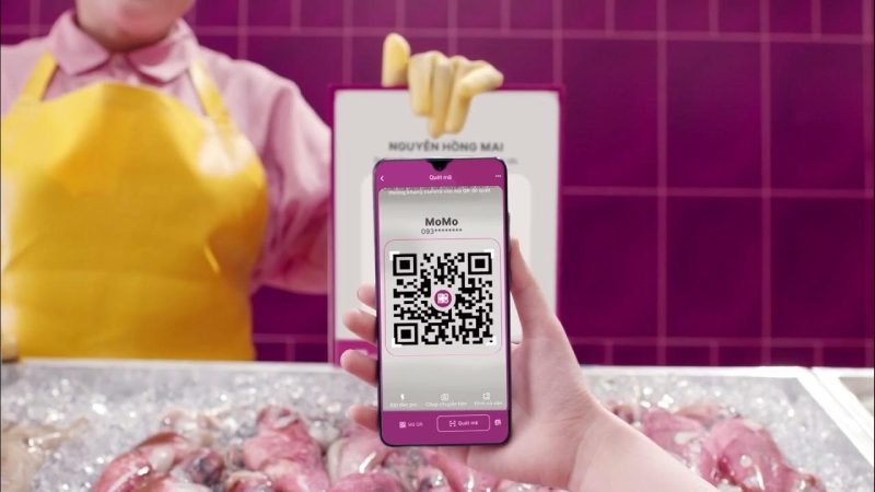 Khách hàng quét mã QR MoMo để thanh toán nhanh tại quán
