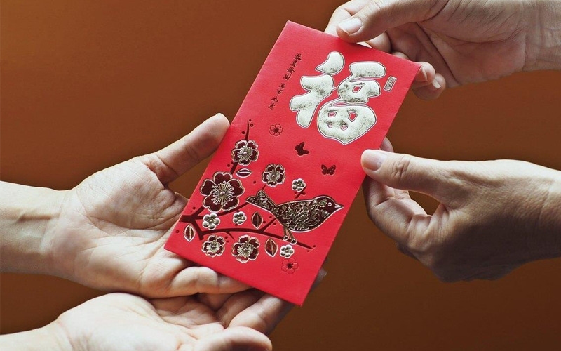 Trao phong bao lì xì đỏ dịp Tết