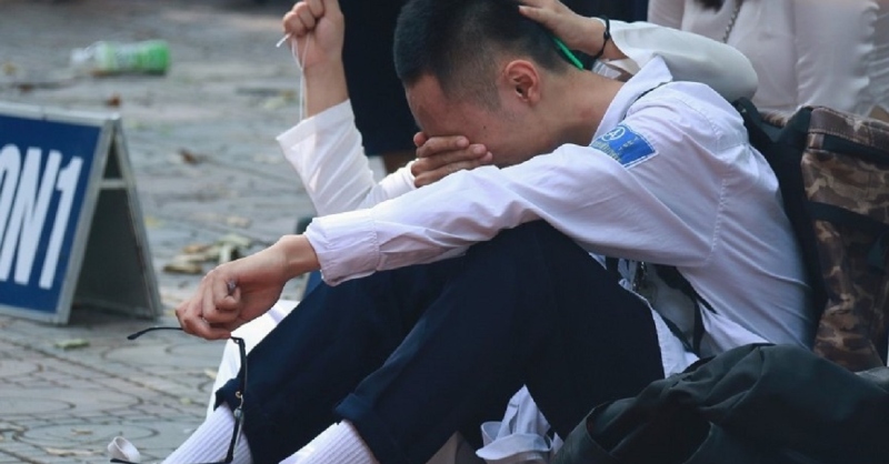 Thí sinh khóc khi làm xong bài thi