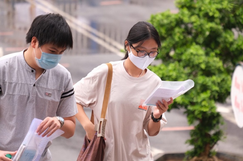 Các thí sinh đọc lại đề thi