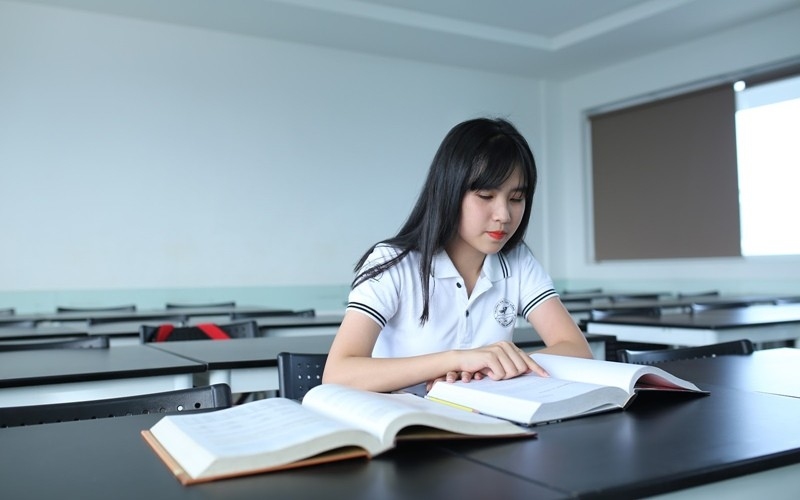 Học sinh nữ ôn bài thi