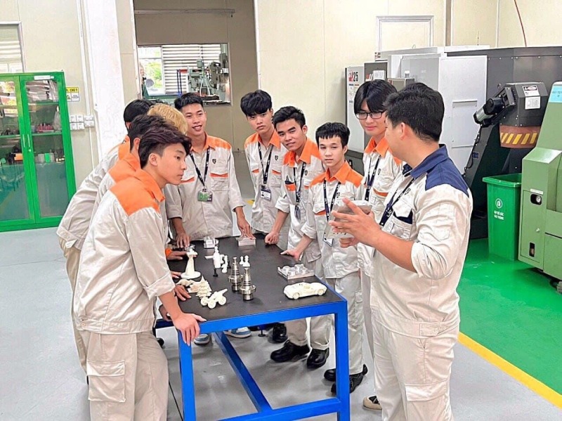 Các học sinh đang thực hành học nghề
