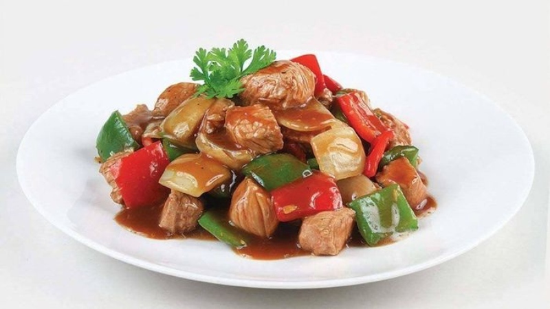 Món thịt thăn chuột heo xào chua ngọt với ớt chuông đỏ xanh