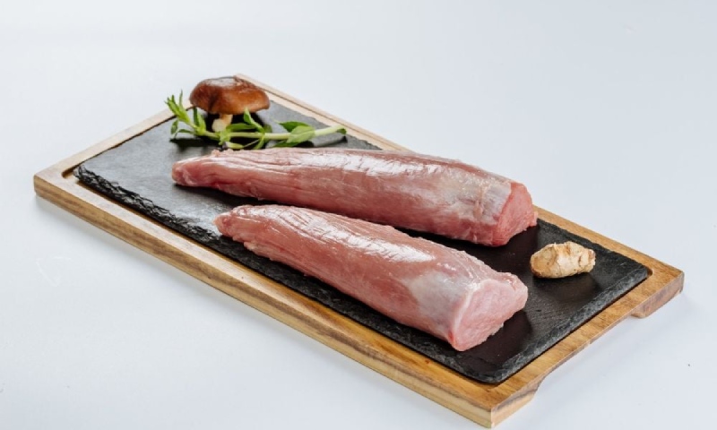 Thăn chuột heo tươi sống được bày trí trên khay gỗ