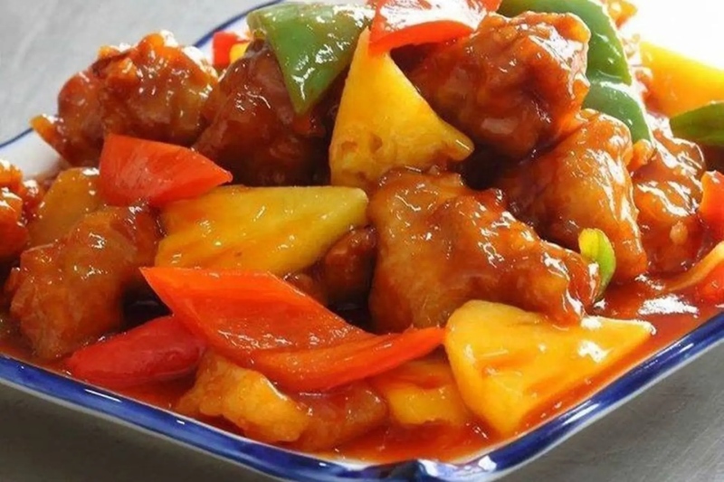 Thịt heo xào sốt chua ngọt với thơm, ớt chuông đỏ và xanh