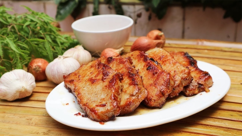 Thịt thăn heo nướng sả ớt trên đĩa trắng