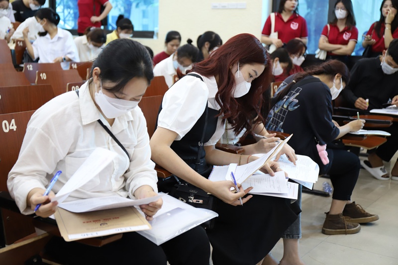 Phụ huynh làm hồ sơ nhập học cho các em học sinh