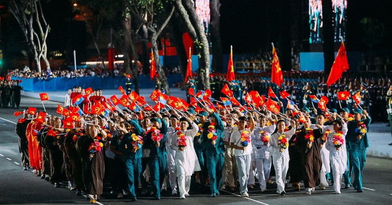 Các chiến sĩ thực hiện hợp luyện diễu binh trong đêm
