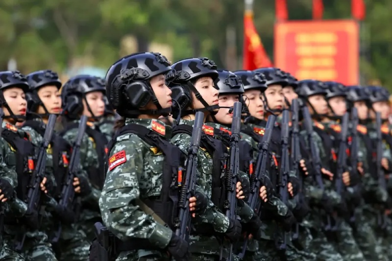 Các chiến sĩ nữ thực hiện diễu binh