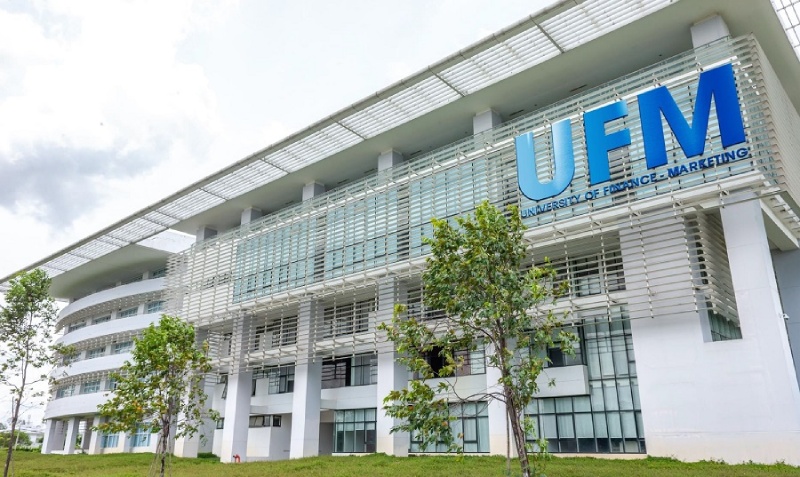 Khuôn viên trường đại học tài chính marketing