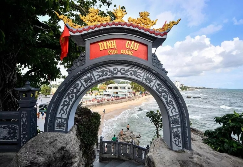 Cổng Đình Cậu Phú Quốc hướng ra bãi biển