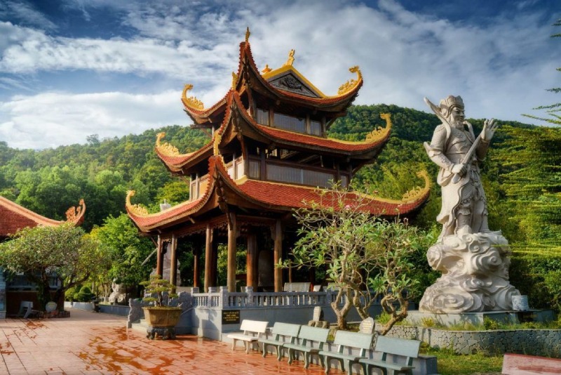 Chùa Hộ Quốc - Phú Quốc với kiến trúc mái ngói uy nghi