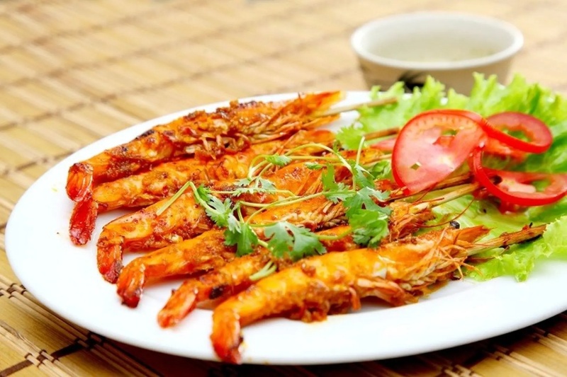 Tôm nướng sa tế ăn kèm rau sống