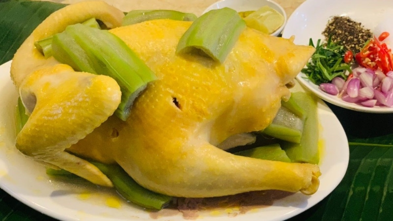 Gà hấp nguyên con