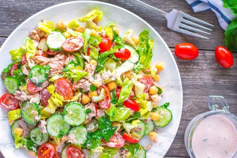 Món salad cá ngừ kèm bánh phồng tôm