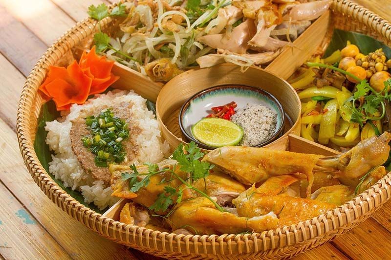 Món gà vàng ươm hấp dẫn
