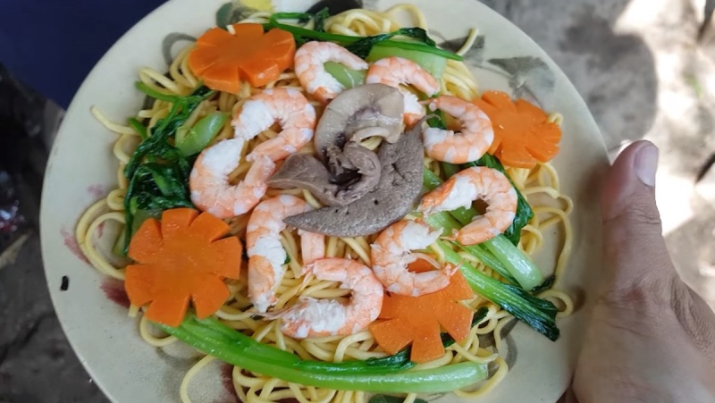 Món mì xào thập cẩm