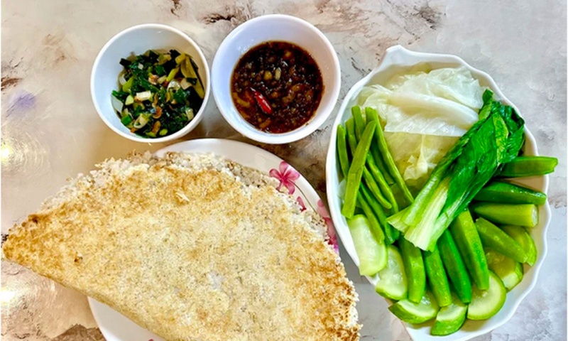 Món cơm cháy kho quẹt ăn cùng rau luộc