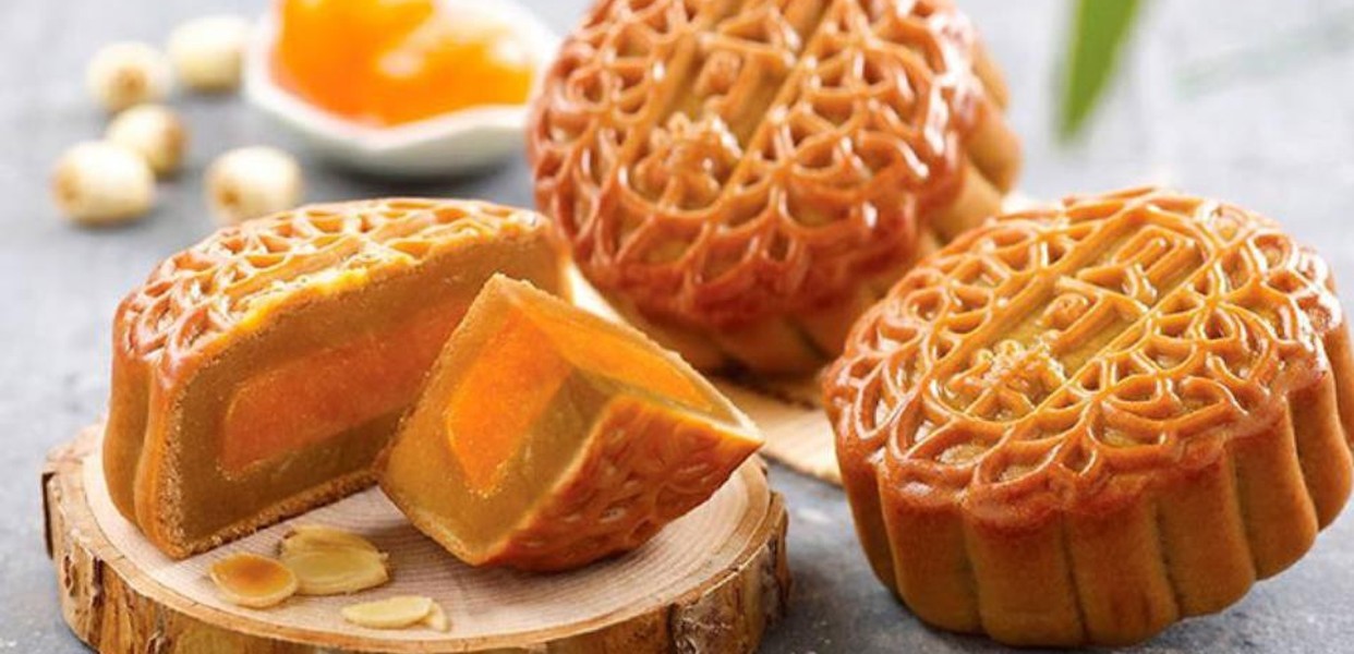 Bánh Trung thu Phương Soát nhân trứng muối được cắt lát rõ nhân