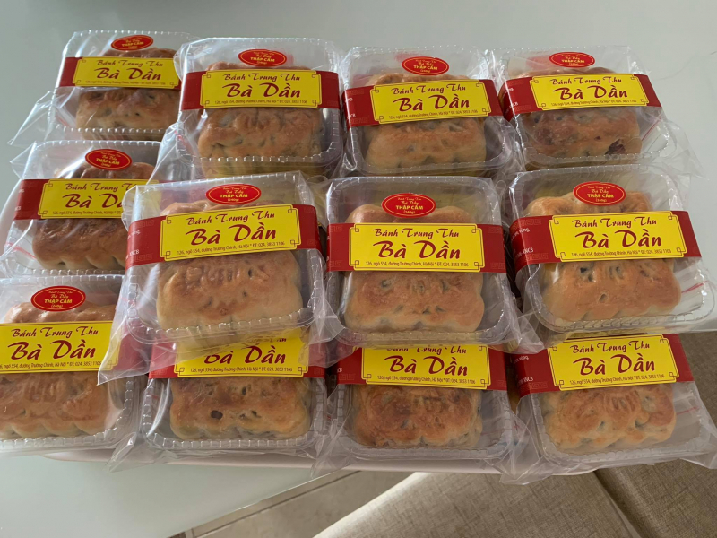 Bánh Trung thu Bà Dần đóng gói trong hộp nhựa