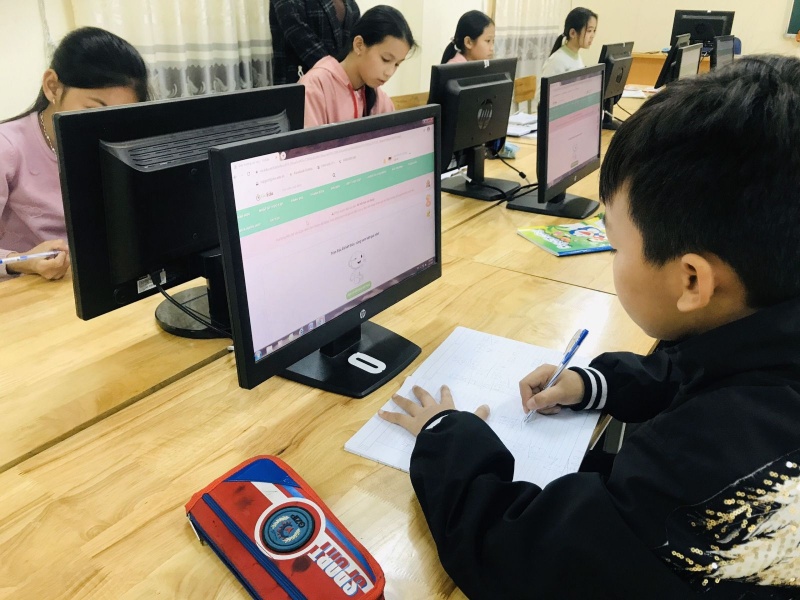 Học sinh làm bài luyện tập VioEdu trên máy tính