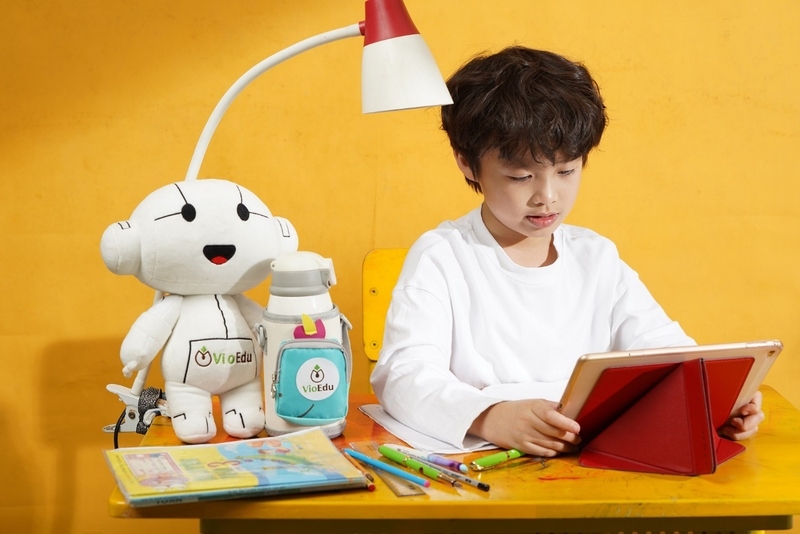 Bé học bài trên máy tính bảng cùng bộ đồ chơi VioEdu