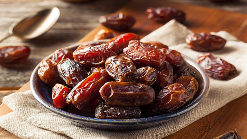 Đĩa sứ trắng đựng mứt chà là khô