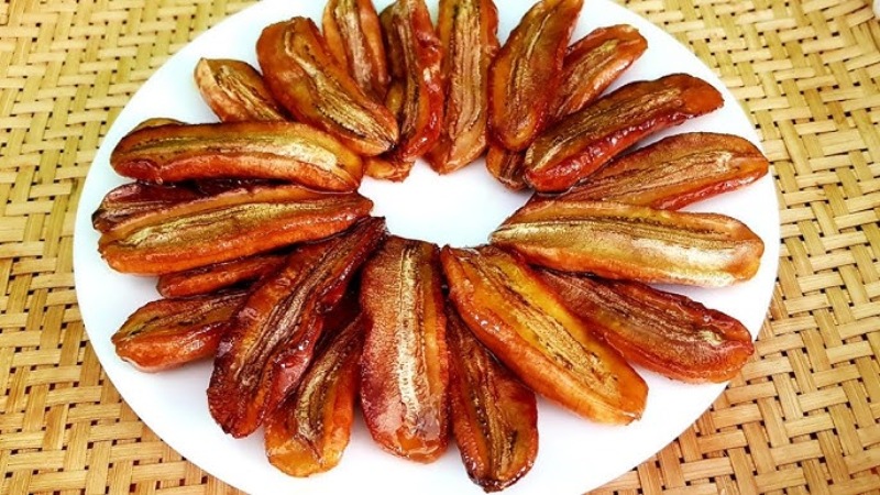 Mứt chuối sấy dẻo đựng trong dĩa tròn