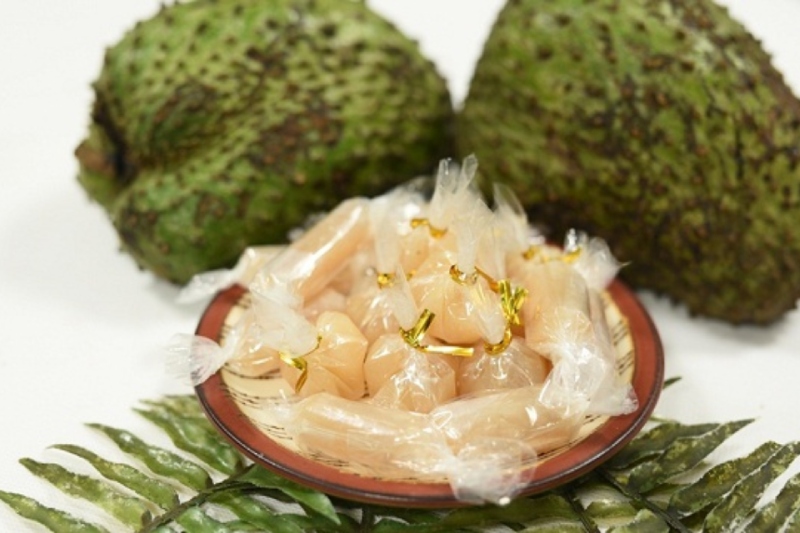 Dĩa gốm đựng mứt mãng cầu xiêm gói