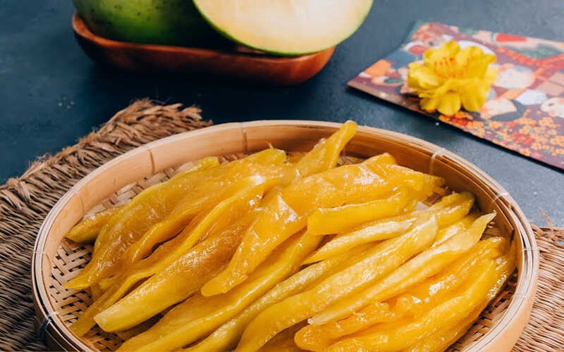 Rổ tre đựng mứt xoài dẻo vàng