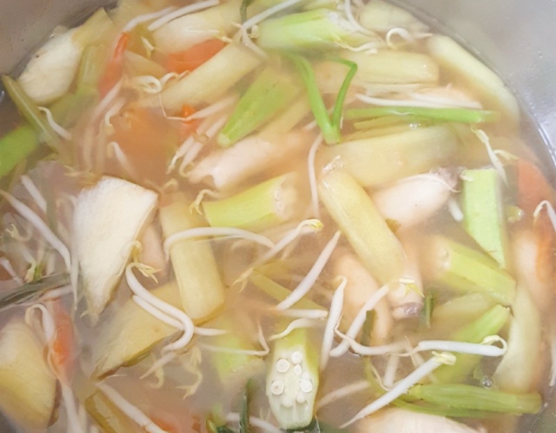 Canh nấm đùi gà chay nấu chua thanh mát