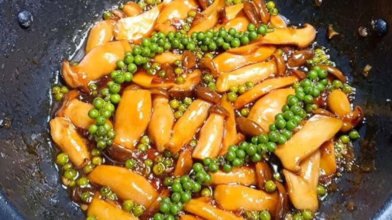 Nấm đùi gà kho tiêu xanh đậm đà