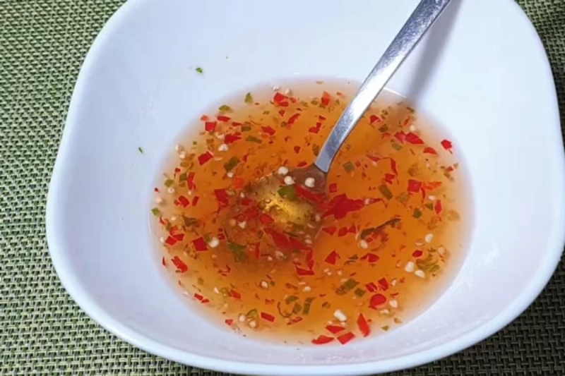 Bát nước mắm cay làm nước trộn gỏi