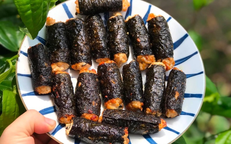Đĩa cuộn nấm đùi gà rong biển đã được chiên giòn