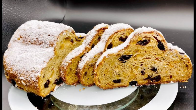 Bánh stollen Đức chua ngọt nhẹ, dễ ăn