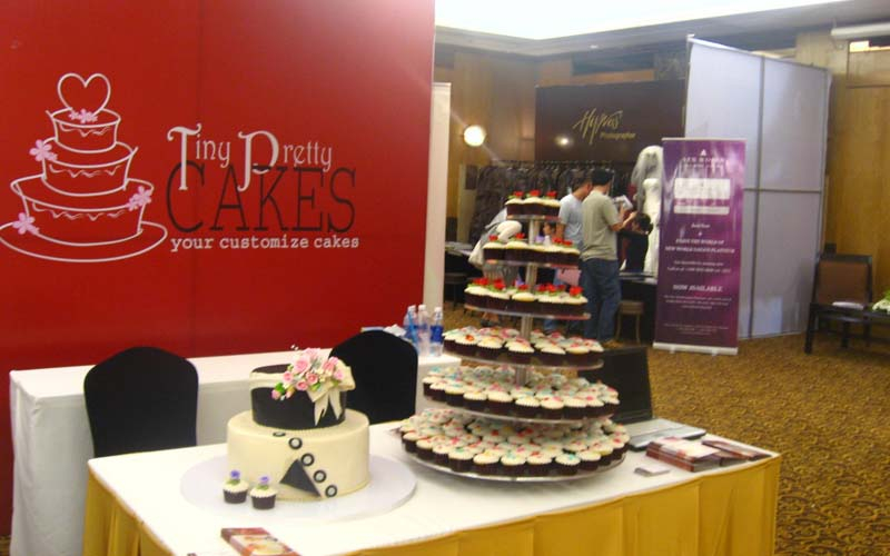 Bàn trưng bày các mẫu bánh tại Tiny Pretty Cake